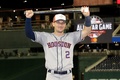 MLBオールスターゲーム2018。最優秀選手に選出され、トロフィーを掲げて喜ぶア・リーグのアレックス・ブレグマン（2018年7月17日撮影）。(c)Rob Carr/Getty Images/AFP
