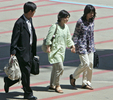 2007年8月17日、韓国の首都ソウル（Seoul）西方の仁川（Incheon）国際空港に到着したキム・ギョンジャ（Kim Kyung-Ja）さん（中央）とキム・ジナ（Kim Gi-Na）さん（右）。(c)AFP/JEON YOUNG-HAN