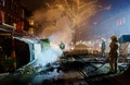 オランダ・ロッテルダムで暴動が発生し、消火活動に当たる消防隊（2021年1月25日撮影）。(c)Marco de Swart / ANP / AFP