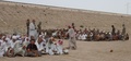 イスラム過激派組織「イスラム国（IS）」が支配するイラク中部ファルージャの南方の村からイラク軍の支援によって脱出してきた避難民たち（2016年6月12日撮影）。(c)AFP/MOADH AL-DULAIMI