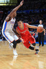 13-14NBA、オクラホマシティ・サンダー（Oklahoma City Thunder）対ヒューストン・ロケッツ（Houston Rockets）。オクラホマシティ・サンダーのペリー・ジョーンズ（Perry Jones、左）にドライブを仕掛けるヒューストン・ロケッツのジェレミー・リン（Jeremy Lin、2013年12月29日撮影）。(c)AFP/Getty Images/NBAE/Layne Murdoch