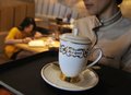 インドネシア・ジャカルタ（Jakarta）にある喫茶店で、1杯8万ルピア（約800円）で提供される最高級コーヒー豆「コピ・ルアク」のコーヒー（2010年7月20日撮影）。(c)AFP/ROMEO GACAD