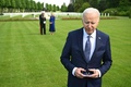 仏北部ベローのエーヌマルヌ米国人墓地を訪れたジョー・バイデン米大統領と妻のジル氏（後方、2024年6月9日撮影）。(c)SAUL LOEB / AFP