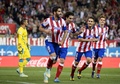 14-15スペイン1部リーグ第6節、アトレティコ・マドリード（Atletico de Madrid）対セビージャFC（Sevilla FC）。得点を挙げ、チームメートと喜ぶアトレティコ・マドリードのラウル・ガルシア（Raul Garcia、中央、2014年9月27日撮影）。(c)AFP/DANI POZO