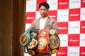 横浜市内で行われた会見でポーズをとるボクシングの井上尚弥（2023年1月13日撮影）。(c)Yuichi YAMAZAKI / AFP