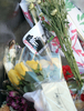 俳優ヒース・レジャー（Heath Ledger）さんの遺体が発見されたニューヨーク（New York）のアパート前に置かれた花束（2008年1月23日撮影）。(c)AFP/Getty Images/Scott Gries