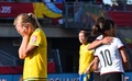 女子サッカーW杯カナダ大会・決勝トーナメント1回戦、ドイツ対スウェーデン。落胆するスウェーデンのリンダ・センブラント（左）を尻目に得点を喜ぶドイツのセリア・シャシッチ（右奥）とジェニファー・マロジャン（2015年6月20日撮影）。(c)AFP/NICHOLAS KAMM