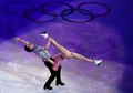 ソチ冬季五輪、フィギュアスケート・エキシビションの演技に臨むカナダのテッサ・ヴァーチュー（Tessa Virtue）/スコット・モイア（Scott Moir）組（2014年2月22日撮影）。(c)AFP/YURI KADOBNOV