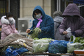 中国・北京の市場で野菜を買うマスク姿の客たち（2020年2月2日撮影）。(c)WANG Zhao / AFP