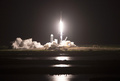 宇宙開発企業スペースXの宇宙船クルードラゴンを搭載して打ち上げられた「ファルコン9」ロケット。米フロリダ州のケネディ宇宙センターで（2021年9月15日撮影）。(c)JOE RAEDLE / GETTY IMAGES NORTH AMERICA / Getty Images via AFP
