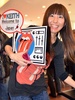 羽田空港の到着ロビーに詰めかけたザ・ローリング・ストーンズ（The Rolling Stones）のファン（2014年2月23日撮影）。(c)AFP/Yoshikazu TSUNO