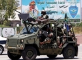 ジェイコブ・ズマ（Jacob Zuma）南アフリカ大統領警備のため、リビアのトリポリ（Tripoli）の軍事空港をパトロールする南アフリカ軍の兵士たち（2011年5月30日撮影）。(c)AFP/MAHMUD TURKIA