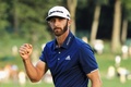 男子ゴルフ米国ツアー、フェデックス・カップ、プレーオフ初戦、ザ・ノーザントラスト最終日。18番でバーディーを決めて喜ぶダスティン・ジョンソン（2017年8月27日撮影）。(c)AFP/Getty Images/Andrew Redington