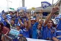 イングランド・プレミアリーグのチェルシー（Chelsea）は12日、タイ・バンコク（Bangkok）のスワンナプーム国際空港（Suvarnabhumi International Airport）に到着した。同クラブは17日に、ラジャマンガラ・スタジアム（Rajamangala Stadium）でシンハー・オールスターズ（Singha All Stars）と対戦する。

チェルシーの選手らを出迎える地元ファンら（2013年7月12日撮影）。(c)AFP/PORNCHAI KITTIWONGSAKUL