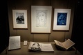 改修を終えた仏パリのフランス国立図書館が公開した美術品（2022年9月5日撮影）。(c)STEPHANE DE SAKUTIN / AFP