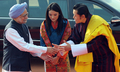 ブータンのジグミ・ケサル・ナムゲル・ワンチュク（Jigme Khesar Namgyel Wangchuck）国王（31）とジェツン・ペマ（Jetsun Pema）王妃（21）は24日、挙式後初の外遊でインドを公式訪問した。

国王夫妻はニューデリー（New Delhi）で、マンモハン・シン（Manmohan Singh）首相と会談。その後、プラティバ・パティル（Pratibha Patil）大統領との夕食会に臨み、数々の歴史的建築物で知られる西部ラジャスタン（Rajasthan）に列車で向かった。

インドは人道物資や水力発電所建設、軍事訓練などでブータンを援助しており、ブータンとは緊密な関係にある。

写真は、シン首相（左）と握手をかわすワンチュク国王（右）を見守るジェツン・ペマ王妃（2011年10月24日撮影）。(c)AFP/  Prakash SINGH