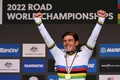 UCIロード世界選手権、エリート男子ロードレース。表彰式で優勝を喜ぶレムコ・エベネプール（2022年9月25日撮影）。(c)WILLIAM WEST / AFP