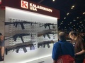 米テキサス州ヒューストンで開催された全米ライフル協会（NRA）年次総会の会場に展示された半自動小銃（2022年5月22日撮影）。(c)STRINGER / AFP
