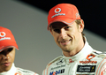 フォーミュラワン（F1、F1世界選手権）に参戦するマクラーレン・メルセデス（%%McLaren-Mercedes%%）は29日、2010シーズンの新型車「MP4-25」を発表した。写真は発表会に出席するジェンソン・バトン（%%Jenson Button%%、右）とルイス・ハミルトン（%%Lewis Hamilton%%）。（2010年1月29日撮影）(c)AFP/ADRIAN DENNIS