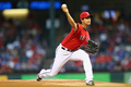 13MLBは24日、各地で試合が行われ、ダルビッシュ有（Yu Darvish）が先発したテキサス・レンジャーズ（Texas Rangers）は3-2でヒューストン・アストロズ（Houston Astros）に勝利し、ワイルドカード争いに踏みとどまった。

先発登板するテキサス・レンジャーズのダルビッシュ有（2013年9月24日撮影）。(c)AFP/Getty Images/Ronald Martinez