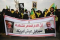 イラクの首都バグダッドで、イラン革命防衛隊のガセム・ソレイマニ司令官と人民動員隊のアブ・マフディ・ムハンディス副司令官の葬列に加わった、人民動員隊や親イラン派武装組織「神の党旅団（カタイブ・ヒズボラ）」の支持者ら（2020年1月4日撮影）。(c)AFP/Ahmad AL-RUBAYE