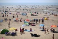 英イングランド南部キャンバーサンズの海岸で日光浴をする人々（2019年7月25日撮影、資料写真）。(c)Ben STANSALL / AFP