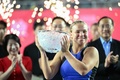 女子テニス、香港オープン、シングルス決勝。トロフィーを手にポーズをとるディアナ・シュナイダー（2024年11月3日撮影）。(c)Peter PARKS / AFP