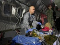 コロンビアのジャングルで見つかった子どもの健康状態を調べる兵士。空軍提供（2023年6月9日撮影・提供）。(c)AFP PHOTO / COLOMBIAN AIR FORCE