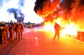 仏北部ドゥシーオルシンで、労働法改革に抗議し石油精製所を封鎖する労働者ら（奥）と、デモ隊を解散させる準備をする機動隊（2016年5月25日撮影）。(c)AFP/FRANCOIS LO PRESTI

