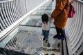 中国・河北省石家荘で、二つの建物をつなぐ地上30メートルのガラス橋（2018年11月24日撮影）。(c)AFP