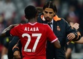 サッカー欧州チャンピオンズリーグ2013-14（UEFA Champions League 2013-14）準決勝第2戦、バイエルン・ミュンヘン（Bayern Munich）対レアル・マドリード（Real Madrid）。試合後に健闘をたたえ合うバイエルン・ミュンヘンのデヴィッド・アラバ（David Alaba、左）とレアル・マドリードのサミ・ケディラ（Sami Khedira、2014年4月29日撮影）。(c)AFP/JOHN MACDOUGALL