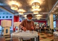 ロシア・モスクワで、下院選の投票をする女性（2021年9月19日撮影）。(c)Yuri KADOBNOV / AFP
