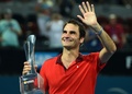 テニス、ブリスベーン国際（Brisbane International 2015）男子シングルス決勝。優勝トロフィーを手にするロジャー・フェデラー（Roger Federer、2015年1月11日撮影）。(c)AFP/Saeed KHAN