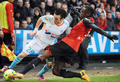 12-13フランス・リーグ1第22節、レンヌ（Stade Rennes FC）対オリンピック・マルセイユ（Olympique de Marseille）。レンヌのクリス・マヴィンガ（Chris Mavinga、右）とボールを競るオリンピック・マルセイユのマシュー・ヴァルブエナ（Mathieu Valbuena、2013年1月26日撮影）。(c)AFP/JEAN FRANCOIS MONIER
