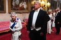 英ロンドンのバッキンガム宮殿での公式晩さん会の会場に向かうエリザベス女王（左）とドナルド・トランプ米大統領（中央、2019年6月3日撮影）。(c)Victoria Jones / POOL / AFP