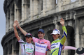 第92回ジロ・デ・イタリア（%%2009 Giro d&apos;Italia%%）第21ステージ（ローマ市街、14.4キロメートル個人タイムトライアル）。ラボバンク（%%Rabobank%%）のデニス・メンショフ（%%Denis Menchov%%、ロシア）が、首位と24秒差の19分06秒でステージを10位で終え、合計タイムを86時間03分11秒として総合優勝を果たした。写真は表彰式に臨む（左から）総合2位のダニーロ・ディルーカ（%%Danilo Di Luca%%）、総合優勝したデニス・メンショフ、総合3位のフランコ・ペッリツォッティ（%%Franco Pellizotti%%）。（2009年5月31日撮影）(c)AFP