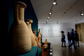古代ローマ帝国の食をテーマとした、ローマ市内アラ・パキス博物館の展示（2015年7月25日撮影）。(c)AFP/TIZIANA FABI