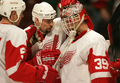 写真はゴーリーのドミニク・ハシェック（%%Dominik Hasek%%、右）と共に勝利を祝うホルムソトラム（中央）。(c)AFP/Getty Images Jonathan Daniel