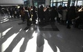 韓国ソウルの病院で、男性アイドルグループ「SHINee（シャイニー）」のキム・ジョンヒョンさんが搬送された病院に集まり、ジョンヒョンさんの死を悲しむファンたち（2017年12月19日撮影）。(c)AFP PHOTO / JUNG Yeon-Je
