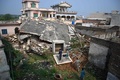 パキスタンのミルプール近郊で、地震で倒壊した家を見つめる住民（2019年9月25日撮影）。(c)AAMIR QURESHI / AFP