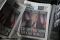 英ロンドンで、米大統領選でのドナルド・トランプ氏の勝利を伝える新聞（2016年11月9日撮影）。(c)AFP/DANIEL LEAL-OLIVAS