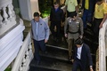 タイ首都バンコクのグランド・ハイアット・エラワン・ホテルで6人の遺体が発見され、現場を訪れたセーター・タウィーシン首相（左、2024年7月16日撮影）。(c)Lillian SUWANRUMPHA / AFP