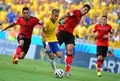 サッカーW杯ブラジル大会（2014 World Cup）グループA、ブラジル対メキシコ。突破を図るブラジルのネイマール（Neymar da Silva Santos Junior、左から2人目、2014年6月17日撮影）。(c)AFP/YURI CORTEZ