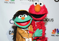 米ニューヨーク（New York）で行われたイベントに登場した『セサミストリート（Sesame Street）』のマペット、エルモ（Elmo、右）とラヤ（Raya、2014年9月27日撮影）。(c)AFP/Getty Images for Global Citizen Festival/Ilya S. Savenok