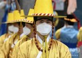 【写真特集】ウイルス対策も工夫次第? 素材も形もさまざまな「マスク」 韓国・ソウルの徳寿宮で、マスクを着用して観光客向けのパフォーマンスを行う「護衛官」ら(2020年1月30日撮影)。(c)Jung Yeon-je / AFP