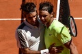 全仏オープンテニス、男子シングルス準決勝。試合後に健闘をたたえ合うラファエル・ナダル（右）とロジャー・フェデラー（2019年6月7日撮影）。(c)Philippe LOPEZ / AFP

