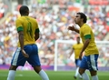 試合中に言い争うブラジルのラファエウ（右）とフアン（2012年8月11日撮影）。(c)AFP/KHALED DESOUKI