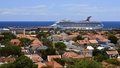 ベネズエラ沖合のカリブ海に浮かぶオランダ領のキュラソー（Curacao）島の風景。豪華客船が立ち寄る港町ウィレムスタット（Willenstad）にはカラフルな建物が立ち並び、海水浴やフライボードなどのマリンスポーツが楽しめる。

写真は、ウィレムスタットの港に停泊したクルーズ船（2013年8月29日撮影）。(c)AFP/Luis Acosta