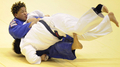 2008世界柔道団体選手権大会・女子決勝でフランスの%%Ketty Mathe%%と対戦する日本の杉本美香（%%Mika Sugimoto%%、手前）。（2008年10月5日撮影）(c)AFP/Kazuhiro NOGI