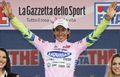 第91回ジロ・デ・イタリアの第2ステージを終え総合首位に立ち、表彰式に臨むリクイガスのフランコ・ペッリツォッティ。（2008年5月11日撮影）(c)AFP/DAMIEN MEYER